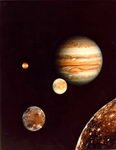 Монтаж фотографий Юпитера и, так называемых, галилеевых спутников: Ио, Европа, Ганимед и Каллисто. 